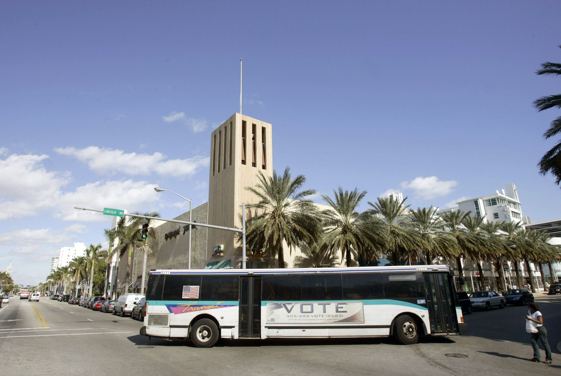 (dpa) - The picture shows a bus at the crossing of Washington Avenue and Lincoln Road in Miami, USA, 23 December 2005. Photo: Gero Breloer