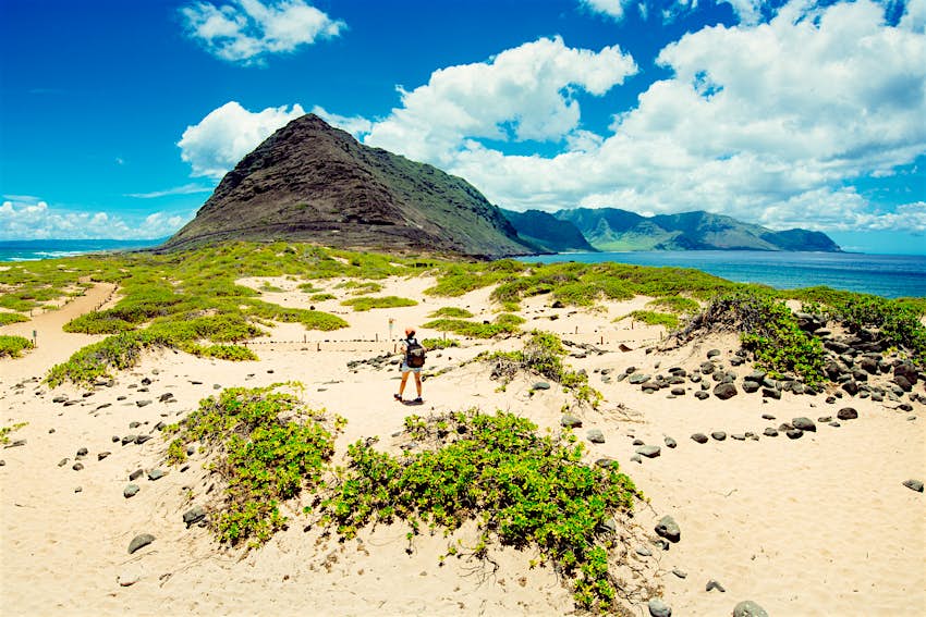 一名妇女在瓦胡岛的卡那岬的沙丘上徒步旅行。夏威夷。