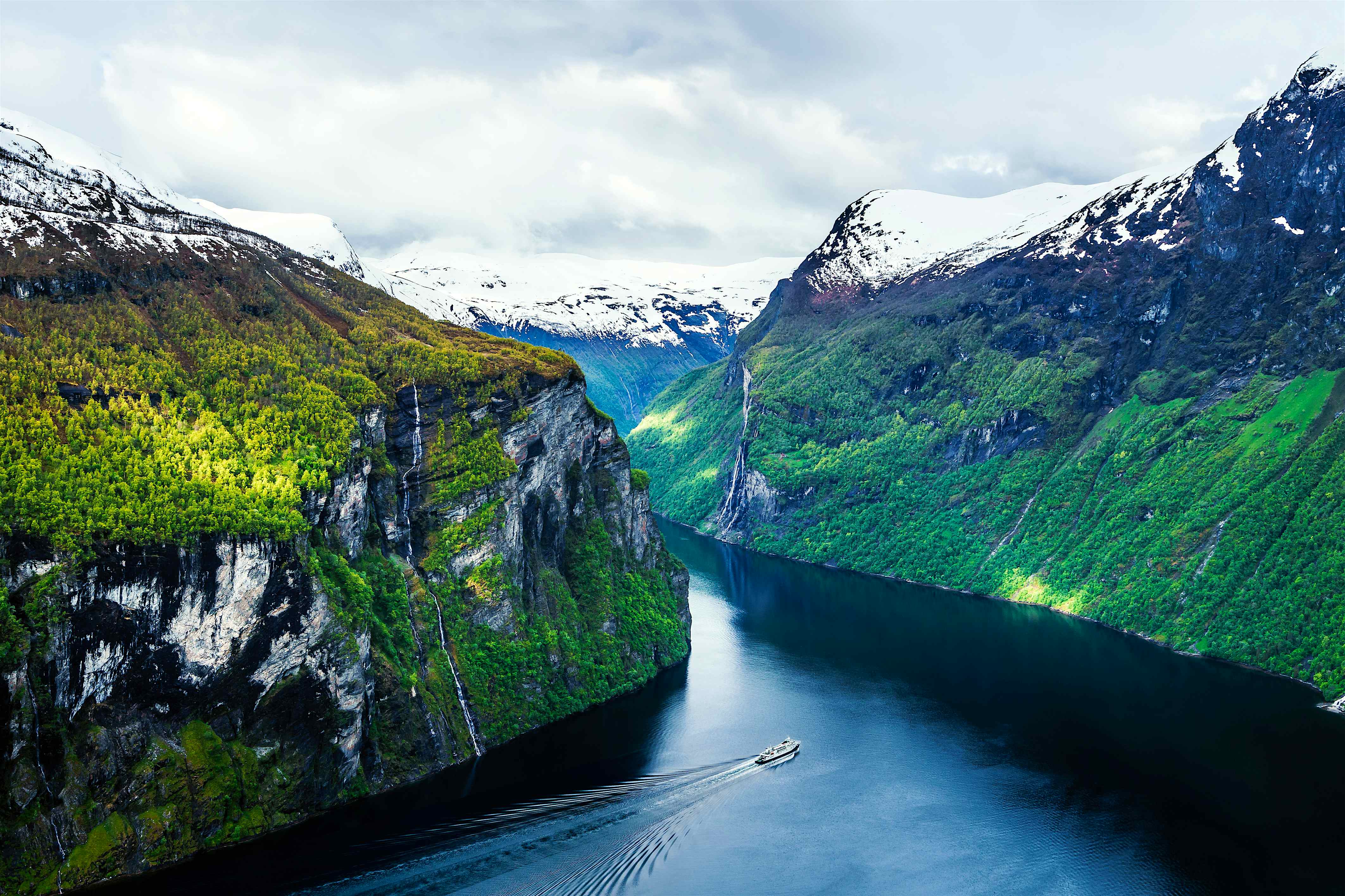 is it better to visit norway in summer or winter