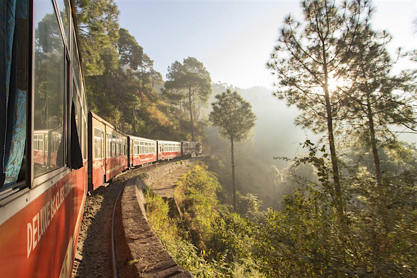 Το τρένο Shivalik Deluxe Express από την Κάλκα προς τη Σίμλα κάνει μια γωνιά για το ταξίδι του. Η γραμμή του τρένου είναι πολύ γραφική, αγκαλιάζει την πλαγιά ενός βουνού και περιβάλλεται από δάσος.