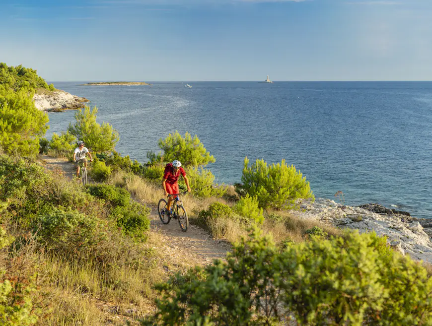 Que ver en Croacia Ciclistas en senderos en Cape Kamenjak, Croacia