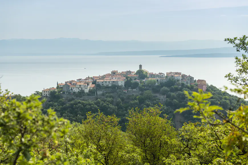 Que ver en Croacia La antigua ciudad fuerte de Lubenice en lo alto de una colina cerca de la costa de Cres, Croacia