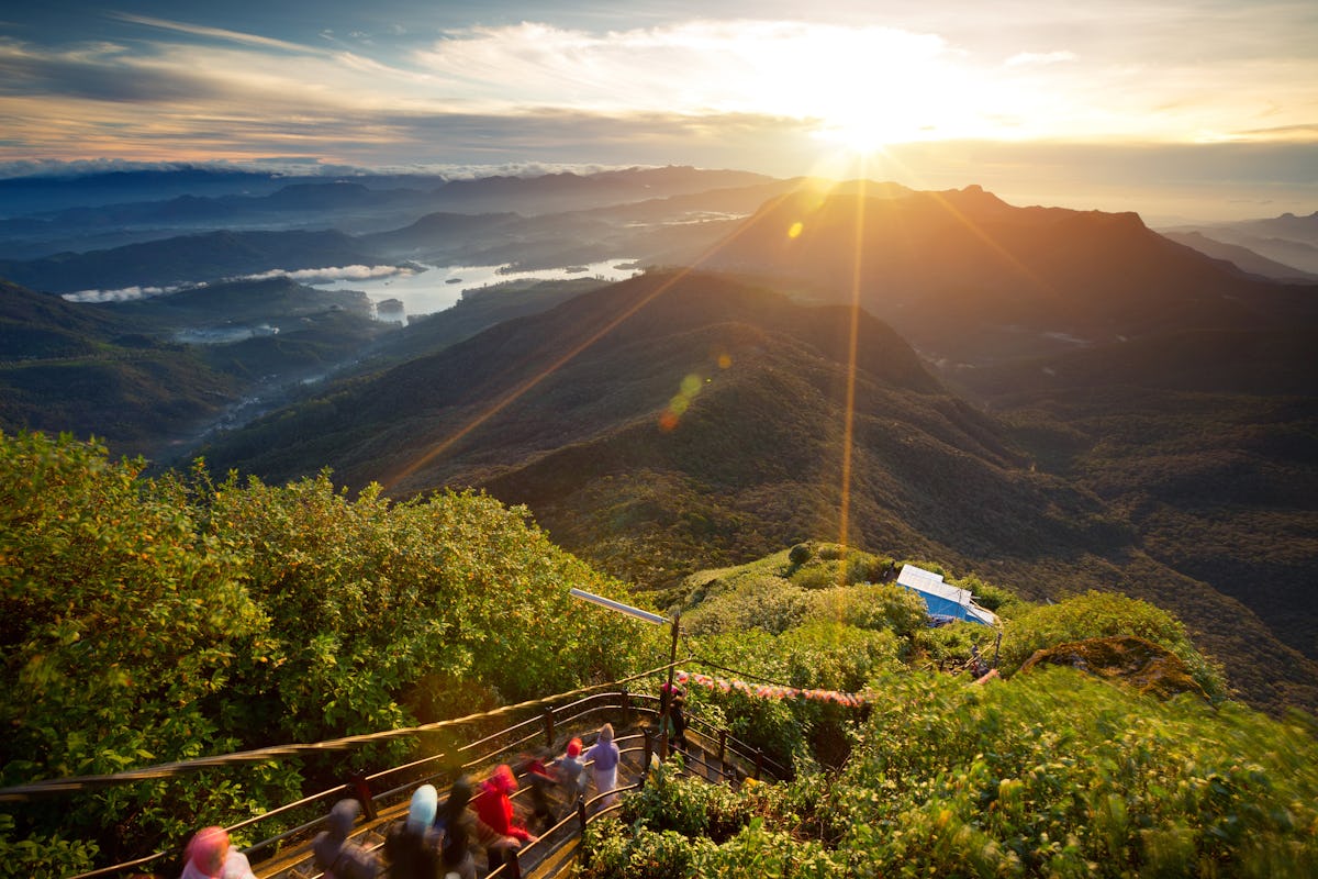 Hiking World's End: Sri Lanka's Overlooked Scenic Gem - Exploring Kiwis