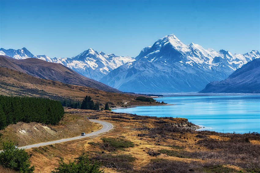 shutterstockRF_376704175.jpg punto panoramico di Mount Cook con il lago Pukaki e la strada che conduce al villaggio di Mount Cook. Catturato durante l'estate in Nuova Zelanda.