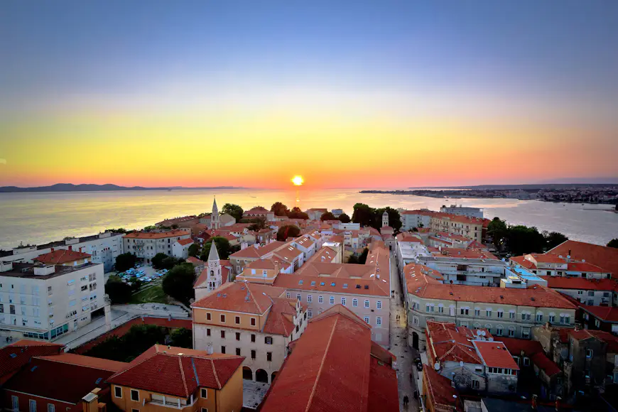 Que ver en Croacia El horizonte de la ciudad de Zadar durante la puesta de sol, Croacia