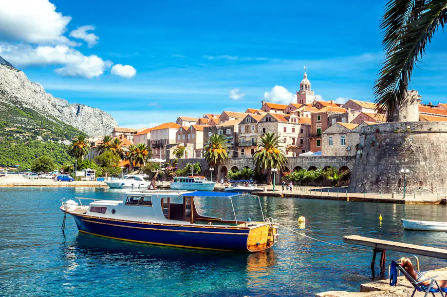 Que ver en Croacia Un barco de pesca de madera amarrado cerca de la ciudad de Korčula, Croacia