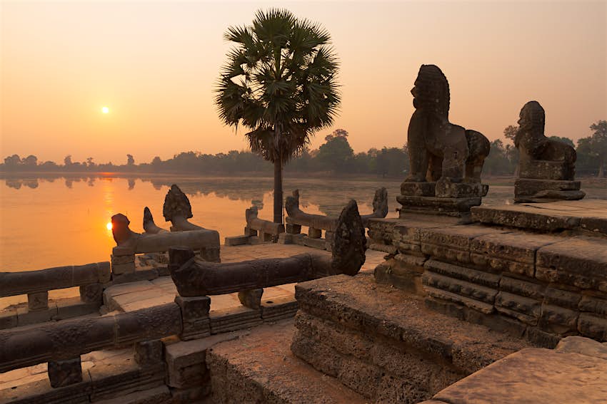 Srah srang寺庙在日落，吴哥窟，柬埔寨。