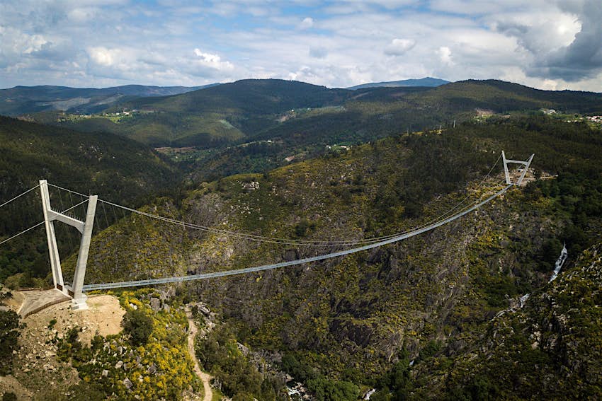 一个鸟瞰图显示了516 arouca桥，世界上最长的行人悬挂桥，长度为516米，高度为175米，在葡萄牙北葡萄牙4月29日的arouca。（由carlos costa / afp的照片（照片作者Carlos Costa / AFP通过Getty图片）