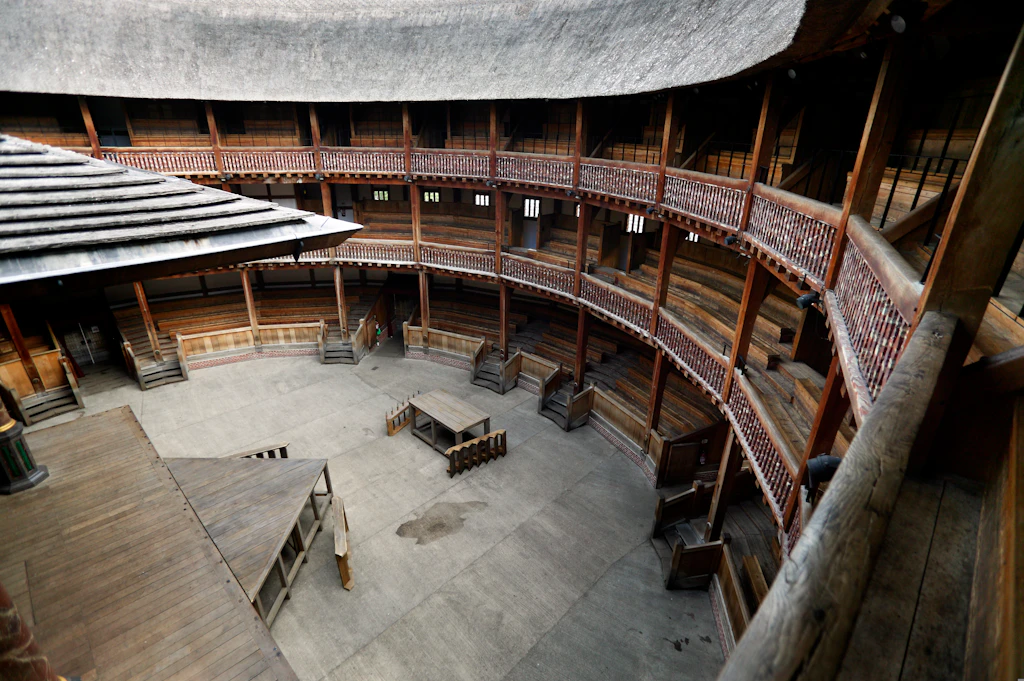 Shakespeare's Globe A round theatre space with wooden terraces
