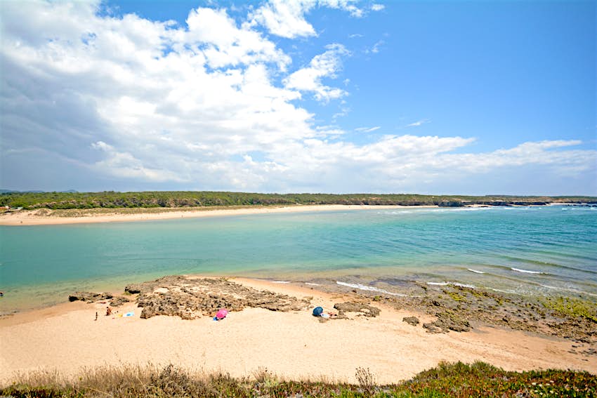 Milfonds: Veja Priya Das Furnace, Allendez para Portugal Vista da Fornalha Priya Das, do outro lado do Rio Mira. A praia se assemelha a um pedaço de areia branca coberto de água azul.