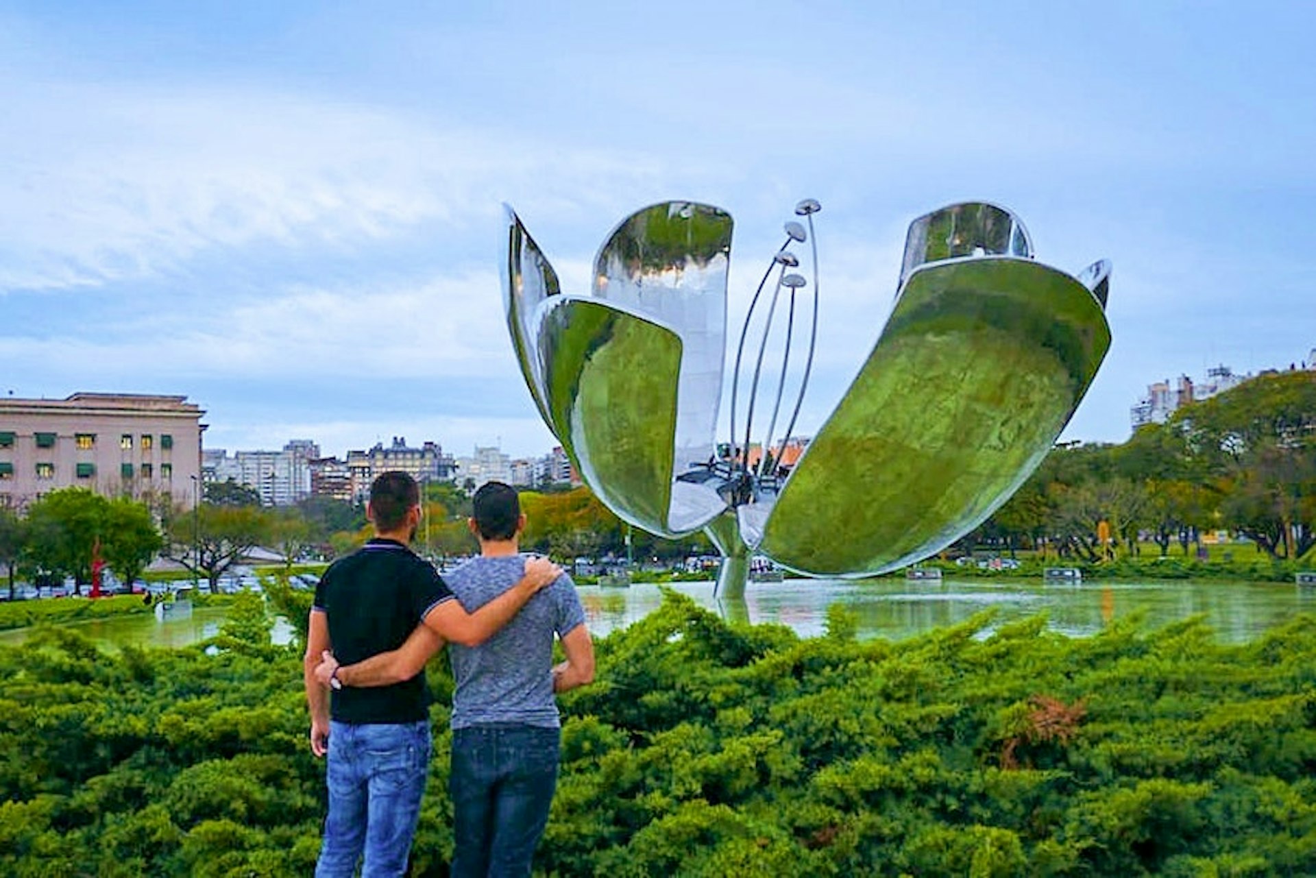 a couple admires the Floralis Genérica sculpture in Buenos Aires