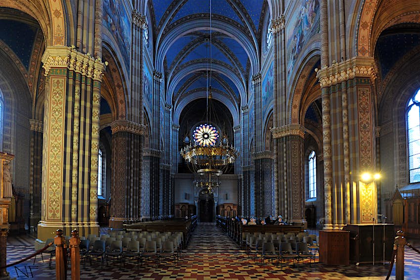 fresques minutieusement restaurées à l'intérieur d'une cathédrale sombre