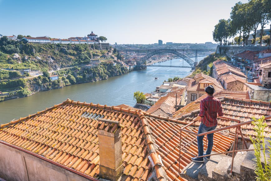 Turist som beundrar Porto och Dom Luis I-bron