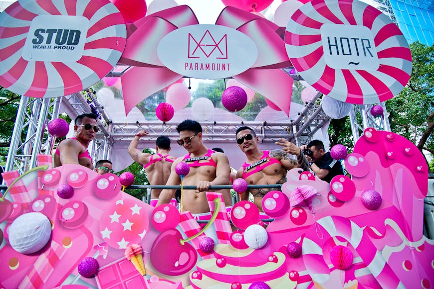 Les participants se tiennent sur l'aéroglisseur rose du festival annuel LGBTQ Taiwan Pride