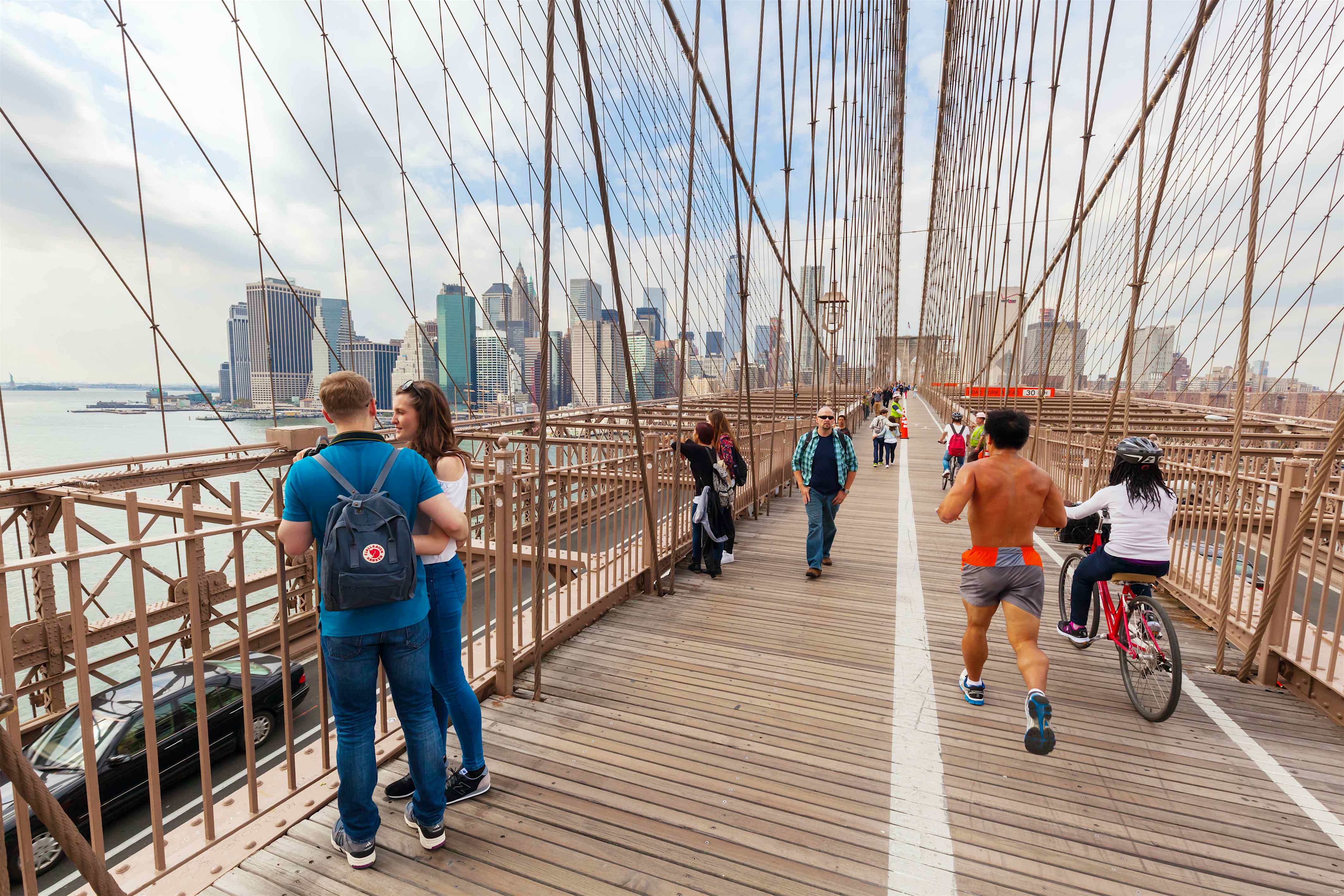 how many tourists visit the brooklyn bridge each year