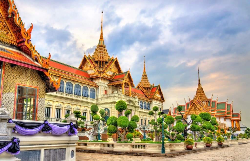 Chakri Mahaprasat (Grand Palace Hall) The Chakri Mahaprasat (Grand Palace Hall) at Grand Palace of Thailand in Bangkok with its European architecture at the bottom and a mon·dòp (a layered, heavily ornamented spire) atop each wing.