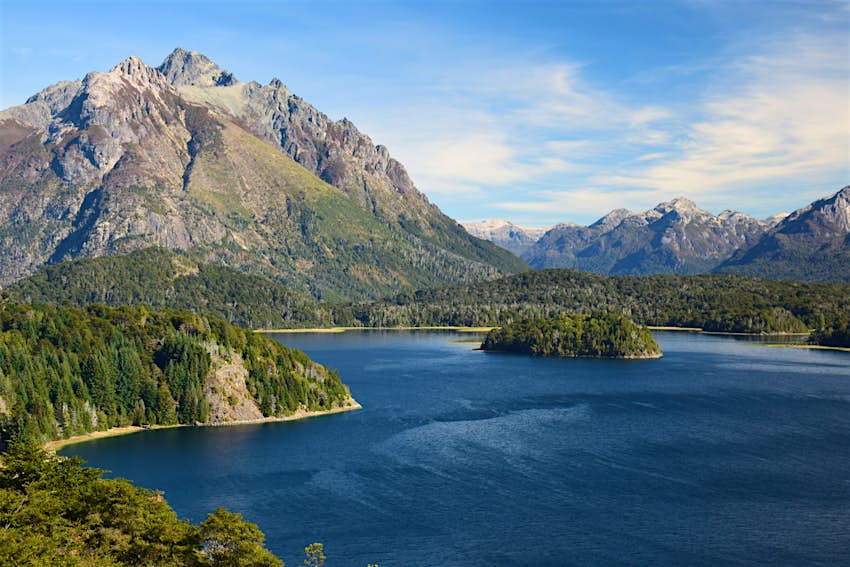     Visión del Lago Nahuel Huabi en Bariloche, Argentina.