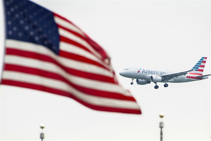 美国 -  4月19日：美国航空公司喷气式纪念碑从华盛顿纪念碑上映，因为它在2021年4月19日星期一的日月举行的Regan华盛顿国家机场。（汤姆威廉姆斯/ CQ-Roll，Inc Via Getty Images照片