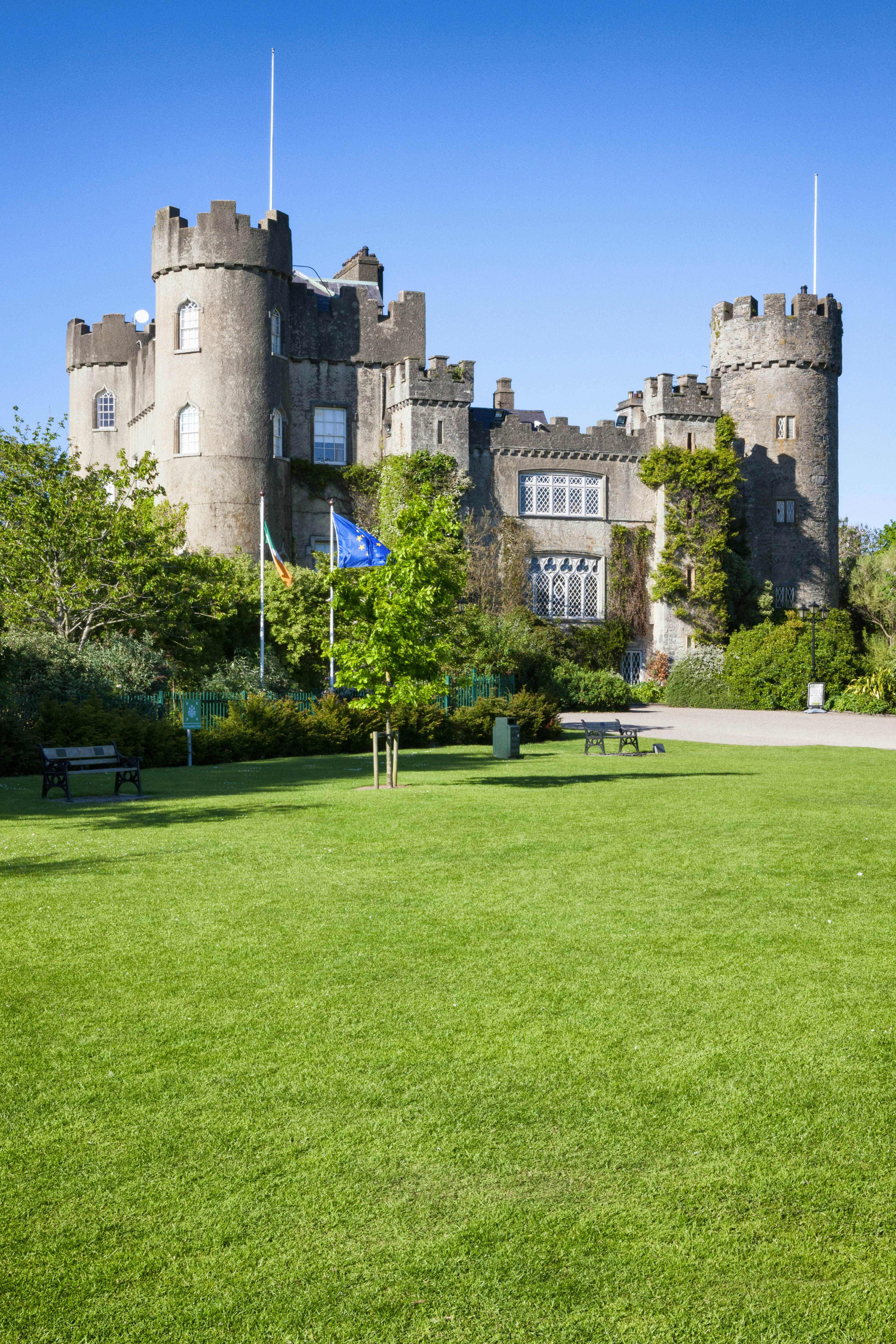 Замок мэлахайд, ирландия. Malahide castle is northeast of dublin. Малахайд дублин. Малахайд дублин. Malahide castle is northeast of dublin.