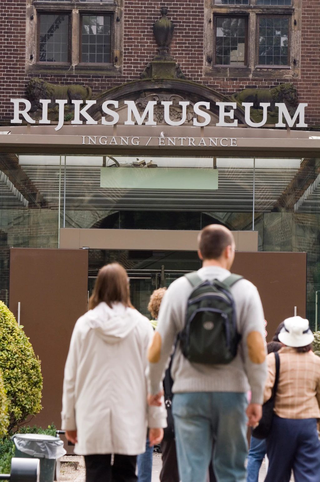 LPI-25712-190.jpg The entrance to the Rijksmuseum is portrait with Western Phillips wing in background