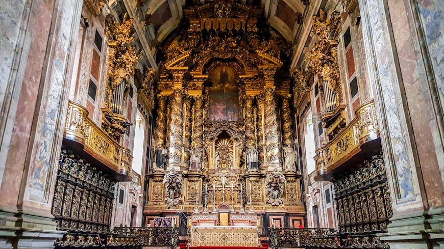 Baroque altar inside Sé cathedral