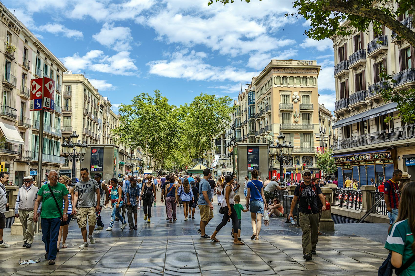 how to get around barcelona as a tourist