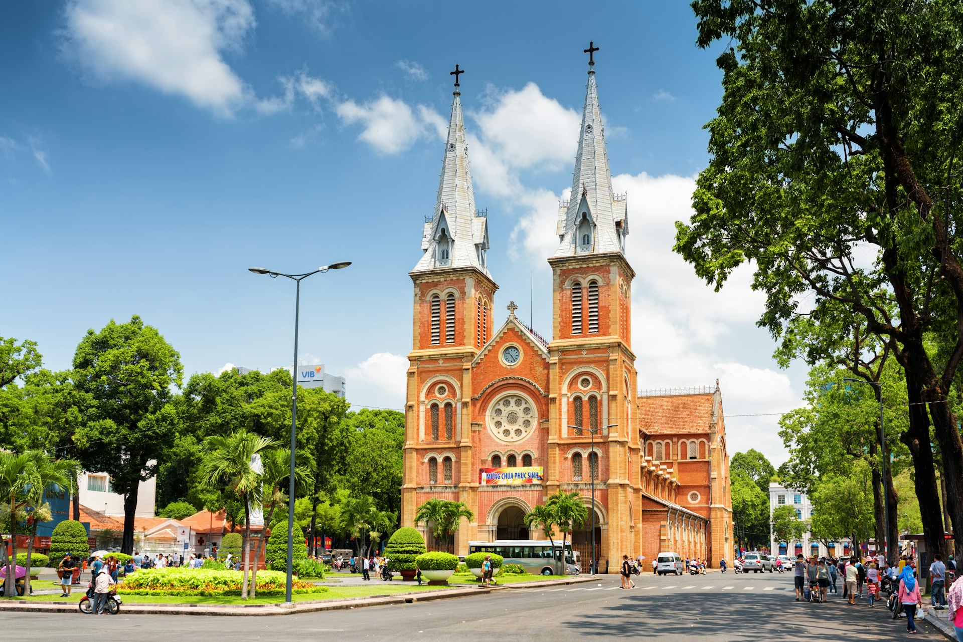 The red-brick Notre Dame Cathedral Basilica on xanh lơ sky background in Ho Chi Minh đô thị, Vietnam.