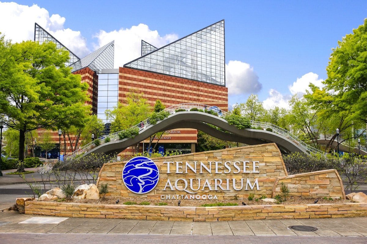 Welcome sign outside the Tennessee Aquarium building in Chattanooga, TN, USA