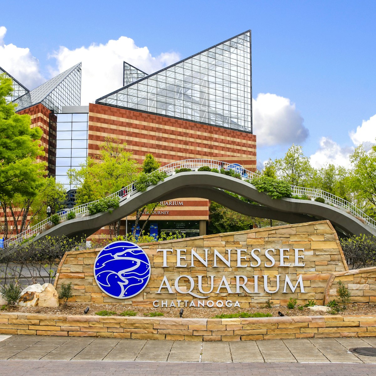 Welcome sign outside the Tennessee Aquarium building in Chattanooga, TN, USA