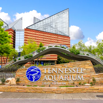 Welcome sign outside the Tennessee Aquarium building in Chattanooga, TN, USA