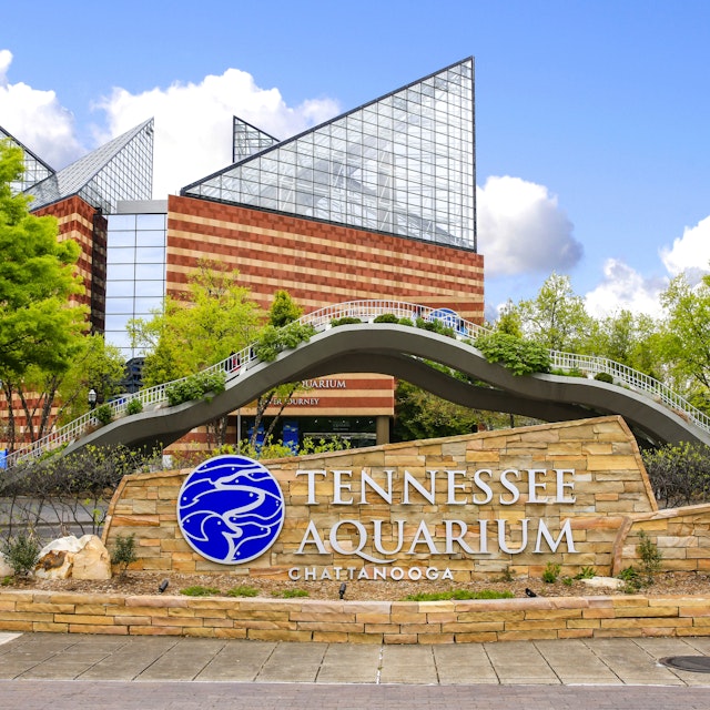 Welcome sign outside the Tennessee Aquarium building in Chattanooga, TN, USA