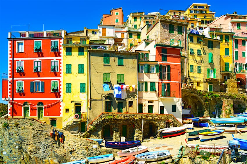 Rue du village de Riomaggiore, Cinque Terre, avec bateaux et maisons colorées