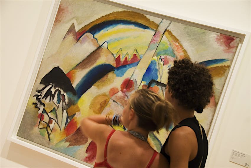 LPI-23835-15.jpg Visitors at the Guggenheim museum in New York