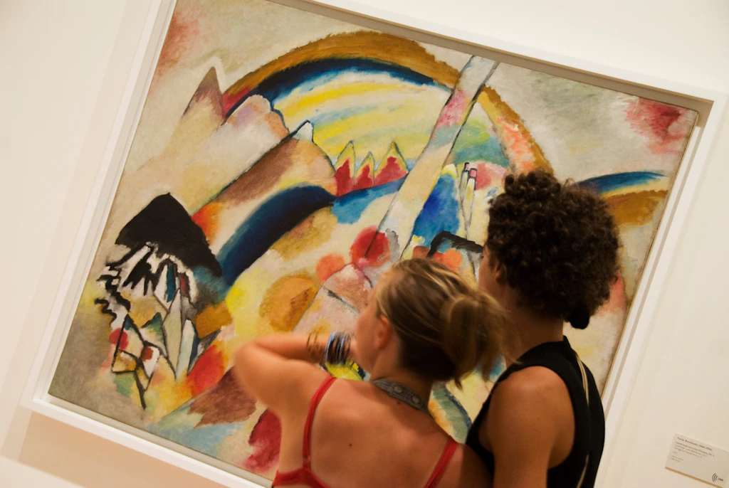 LPI-23835-15.jpg Visitors at the Guggenheim museum in New York