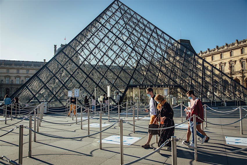 在2020年7月6日星期一，在法国周一，在卢浮宫博物馆的卢浮宫博物馆的排队博物馆穿过保护面罩在卢浮宫博物馆之间的游客在卢浮宫博物馆之间通过。去年卢浮宫有960万游客。摄影师：Cyril Marcillhacy / Bloomberg通过Getty Images