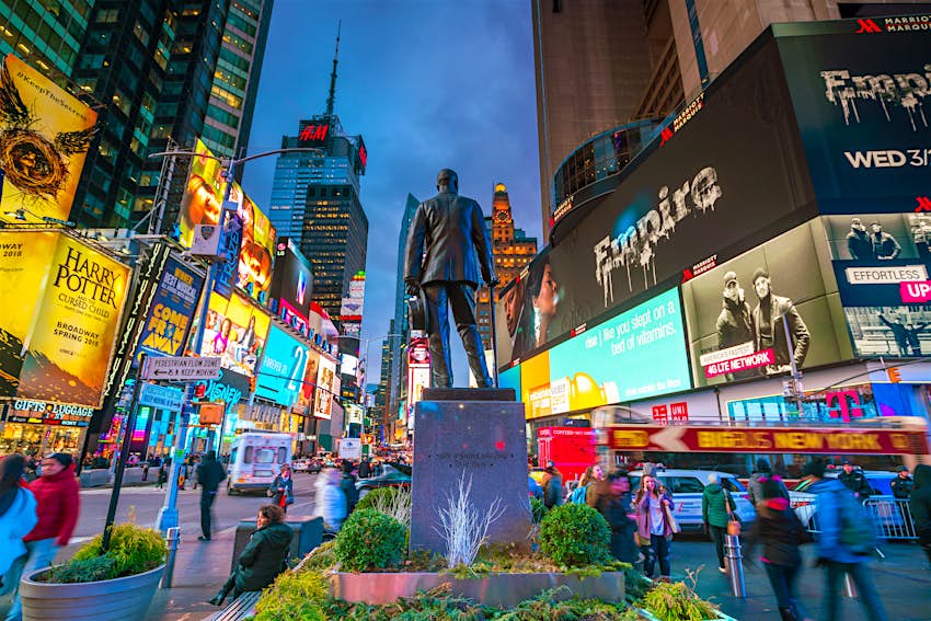 2018年3月3日，纽约时代广场，霓虹灯和乔治·科汉雕像。
