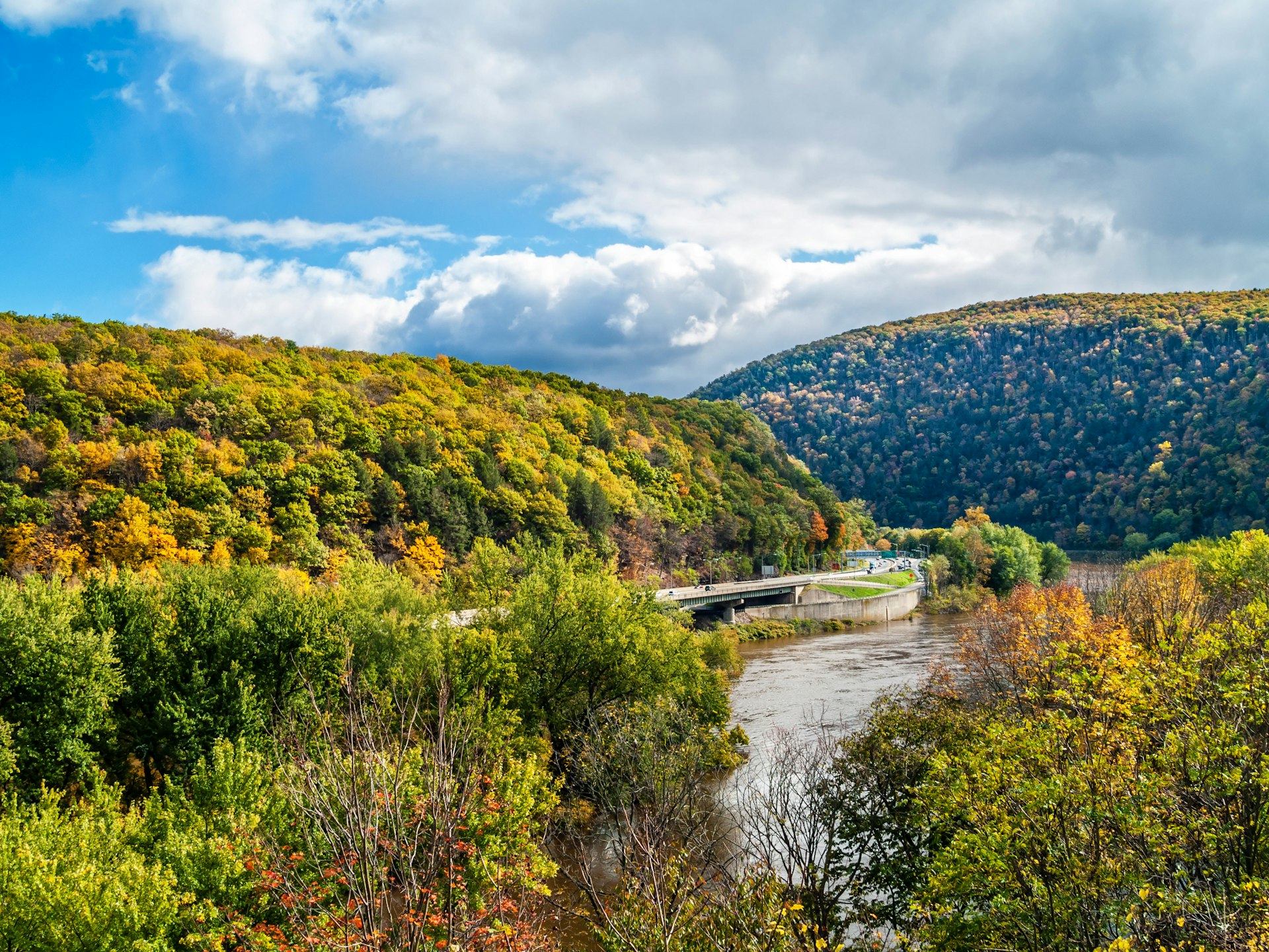 River view at the Delaware Water Gap between Pennsylvania and New Jersey. 