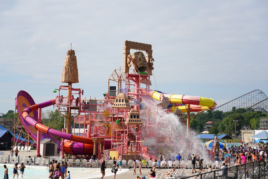 Vattenrutschbanor och pooler vid Mt. Olympus Water & Theme Park, en Wisconsin Dells många vattenparker
