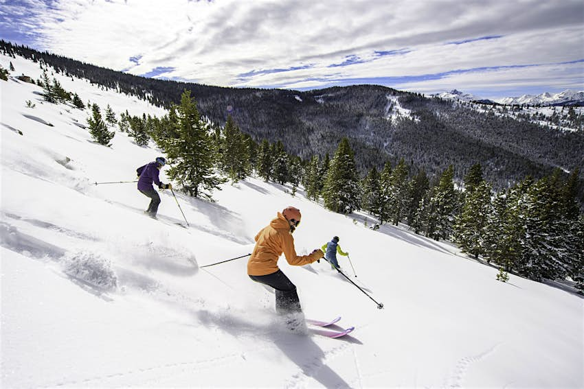 Skier dans le Blue Sky Basin à Vail, Colorado