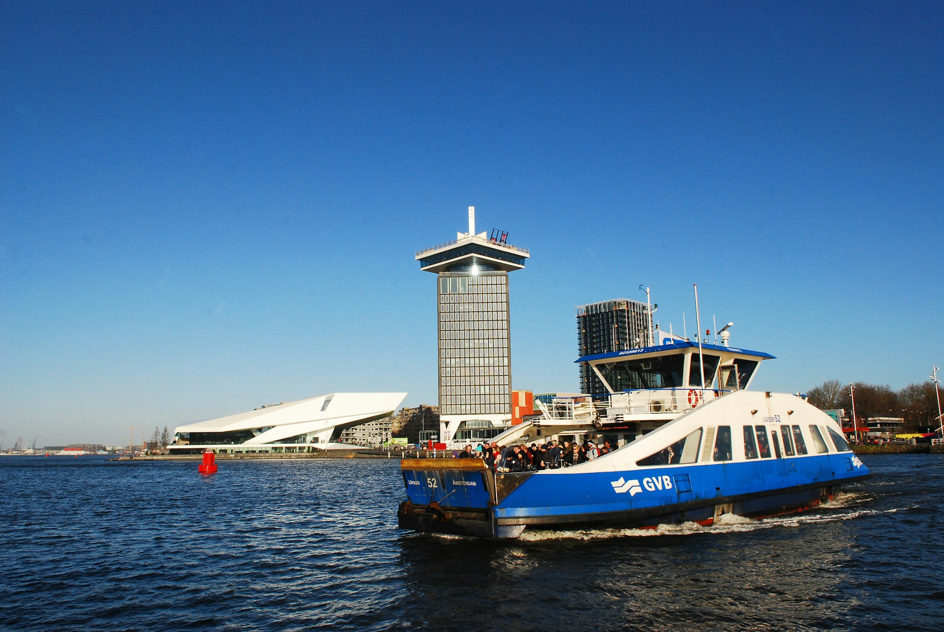 Ferry local llegando a Amsterdam Central