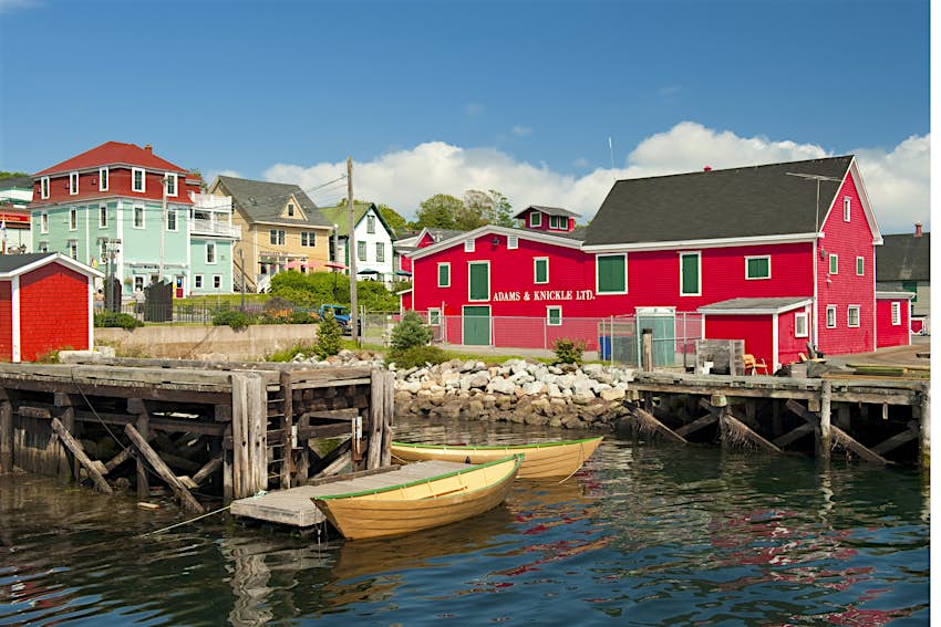 Une zone portuaire entourée de bâtiments colorés