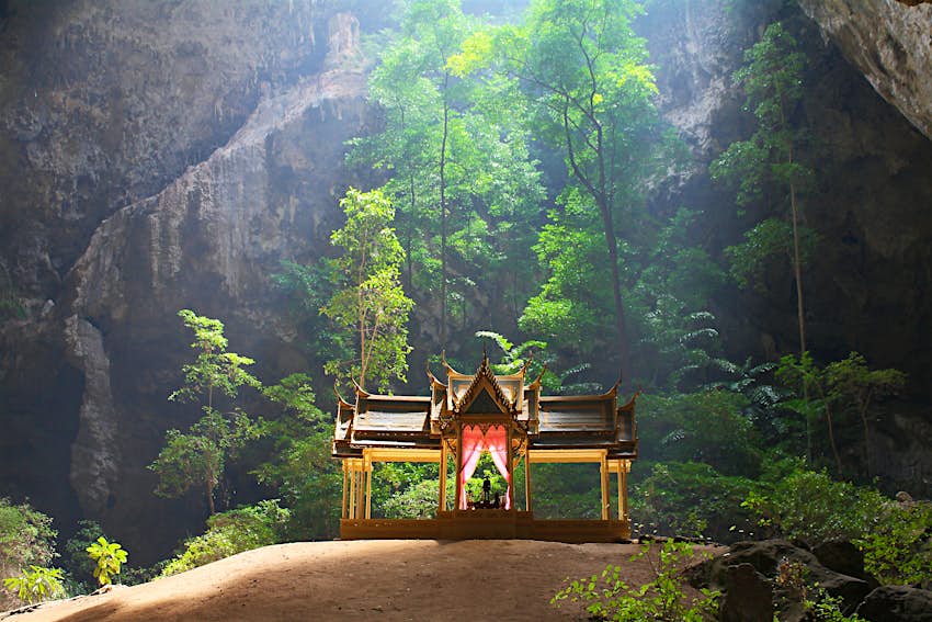 La cueva Phraya Nakhon es una atracción turística en el Parque Nacional Sam Roi Yot en la provincia de Prachuap Khiri Khan en Tailandia 