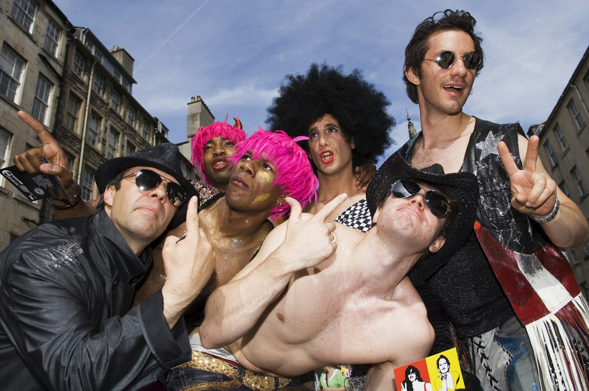 Street performers on Royal Mile during Edinburgh Fringe festival.