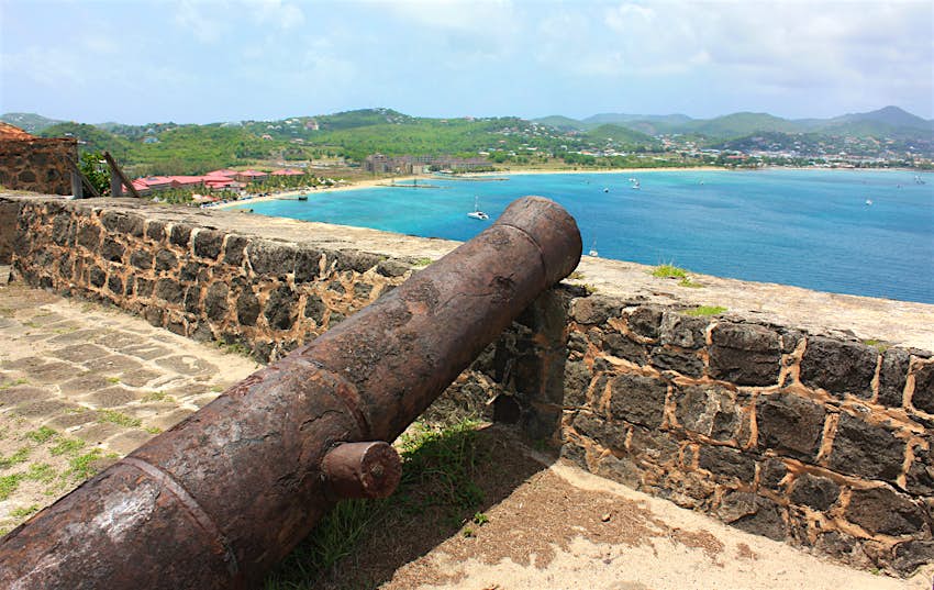 Canon dans un fort sur Pigeon Island, surplombant une plage et des montagnes de Sainte-Lucie