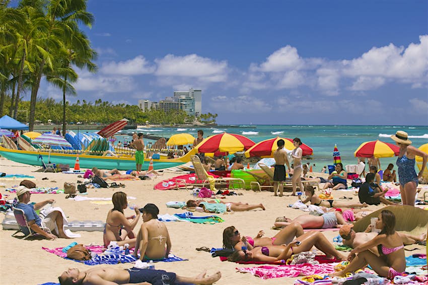 Turistas tomando el sol en la playa de Waikiki