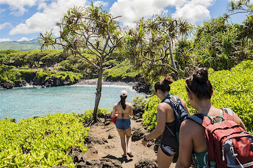 Excursionistas en ruta de senderismo, Parque Estatal Waianapanapa, Maui, Hawai