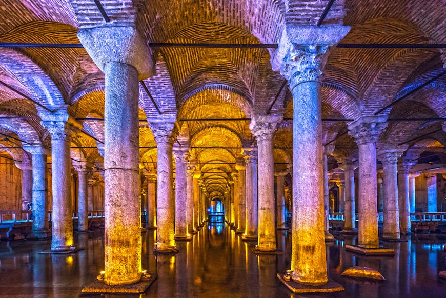 Ljus lyser upp kolonnerna och bågarna i Basilica Cistern i Istanbul, Turkiet
