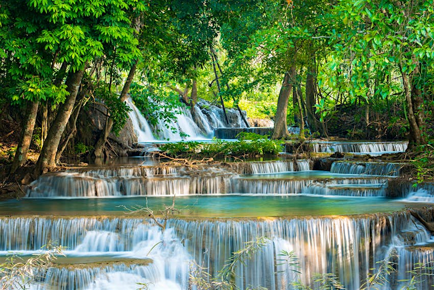 Las cascadas de la cascada de Erawan, ubicada en el Parque Nacional Erawan, provincia de Kanchanaburi,