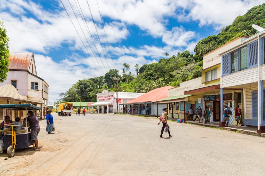 Красочная оживленная улица старой колониальной столицы Фиджи - городка Левука, острова Овалау,