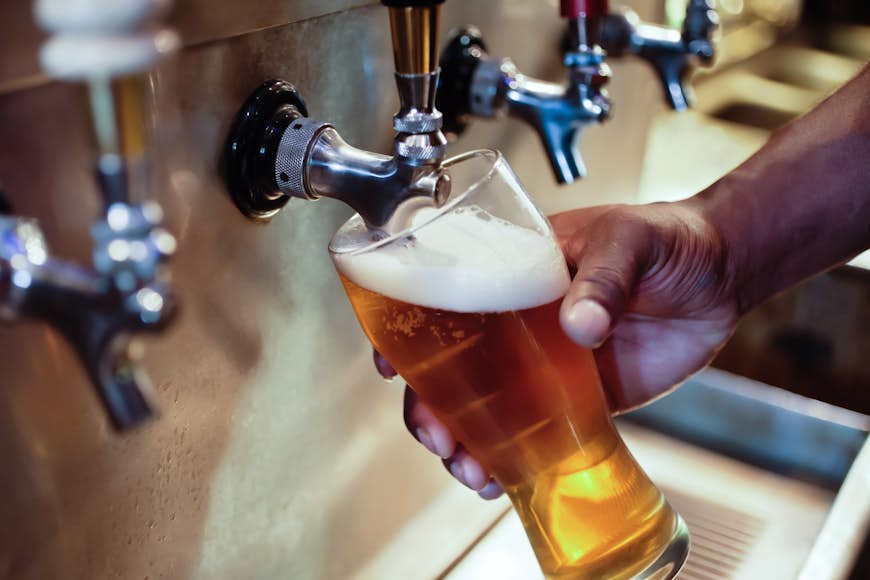 Пиво наливается в стакан на пивоварне в Индианаполисе, штат Индиана.